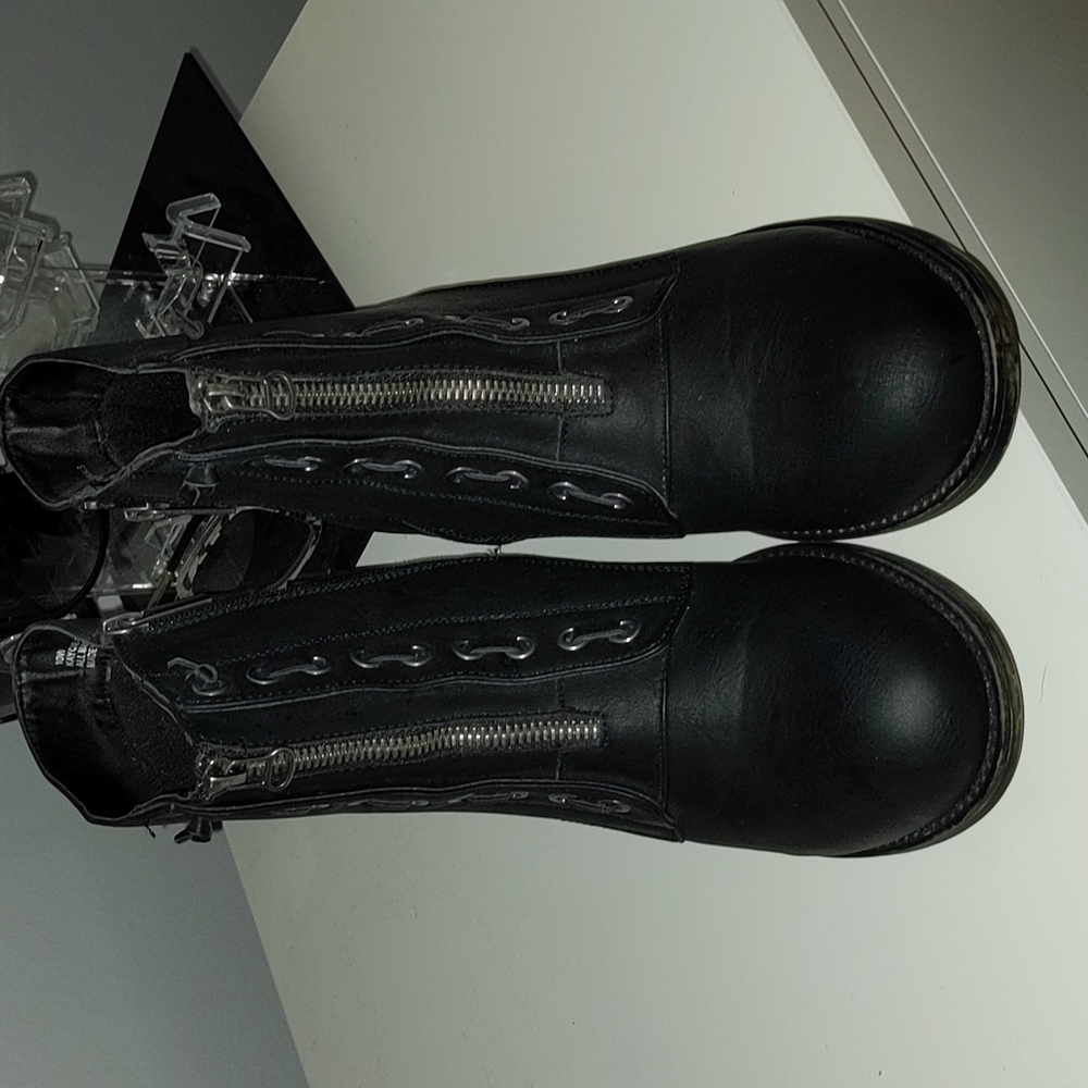 Women's Size 10 Wide Avenue Black Boots with Zipper Closure 2 1/2 Inche Heel